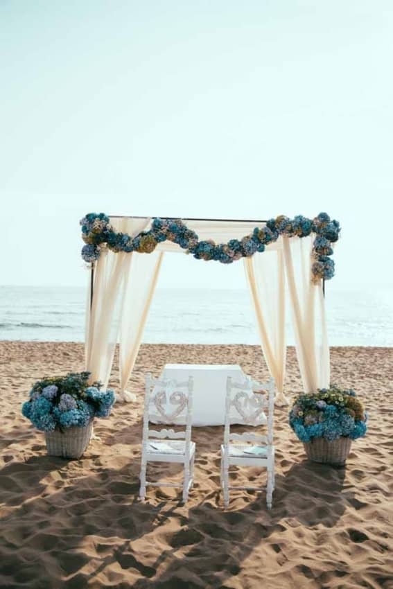 Casamento simples na praia com flores