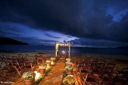 Cerimônia de casamento à noite na praia