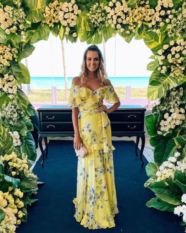 Convidada de casamento na praia com vestido amarelo floral