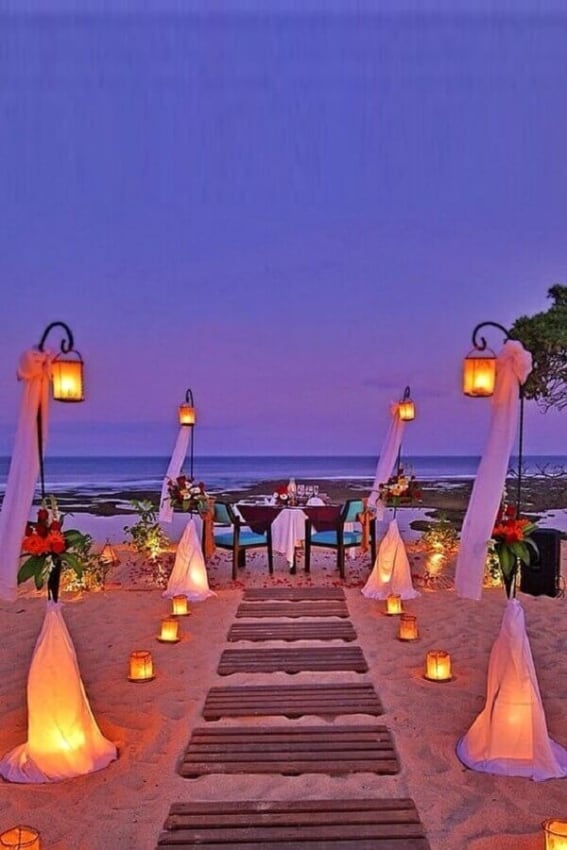 Decoração de casamento na praia à noite