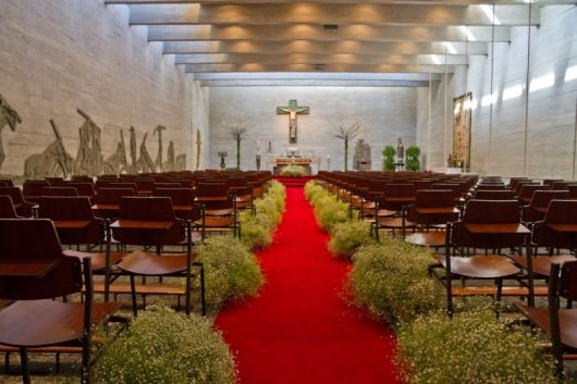 Decoração de igreja com tapete vermelho