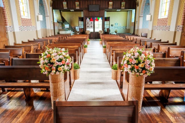 Decoração floral para casamento rústico em igreja