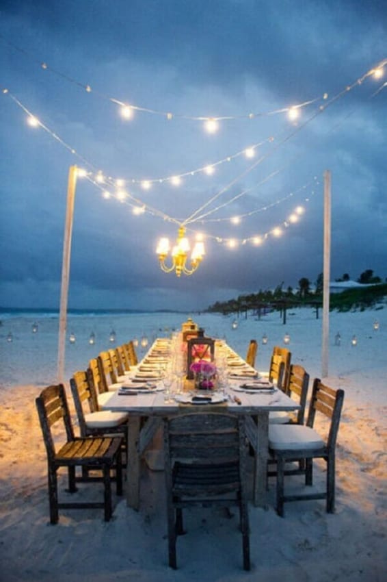 Festa de casamento à noite na praia