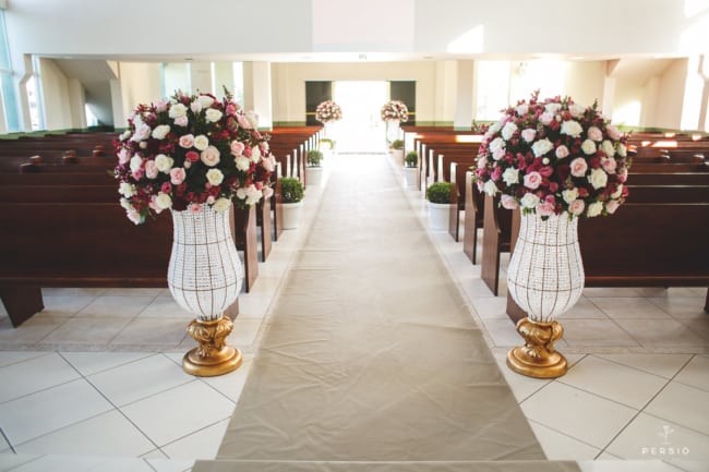 Flores em grandes vasos em igrejas