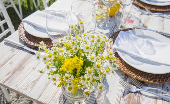 Flores em mesa dos convidados
