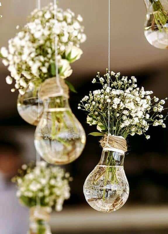 Flores pequenas em lâmpadas em casamentos