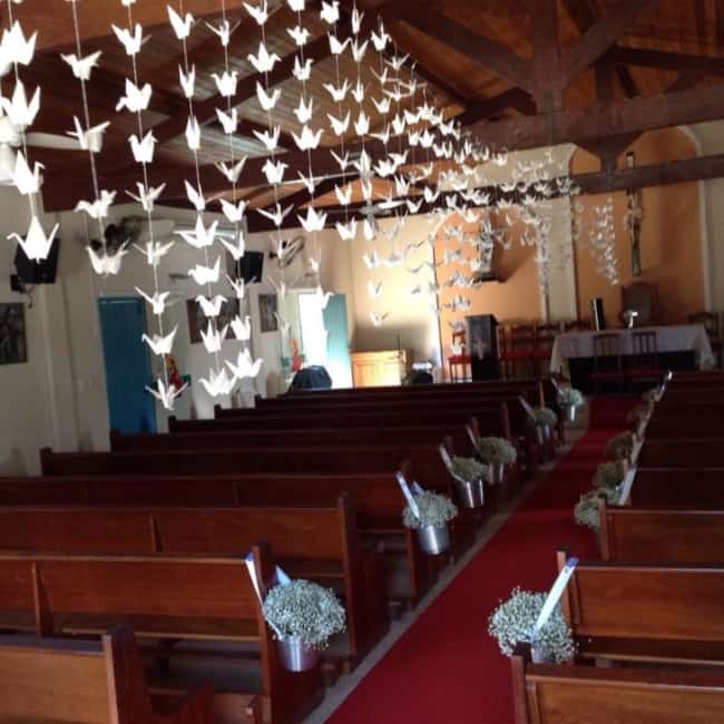 Igreja com decoração de flores e pássaros de papel