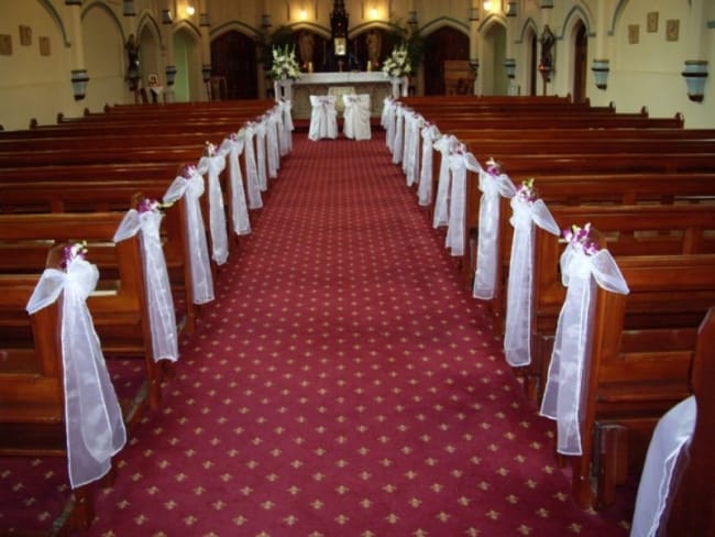 Igreja com decoração simples para casamento