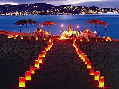 Luzes em casamento na praia à noite