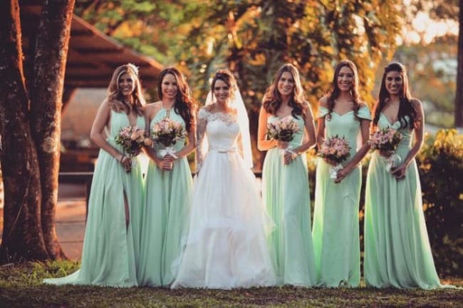 Madrinhas com cores clarinhas em casamento no campo