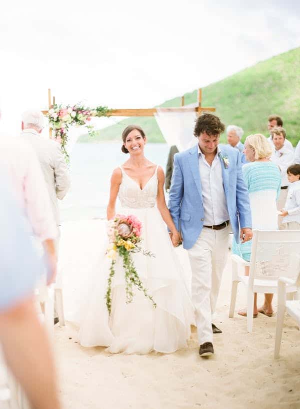 Noivo em casamento na praia