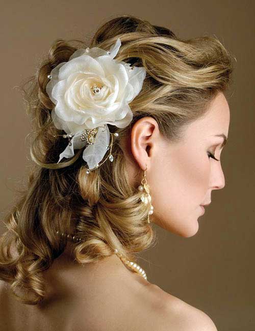 Penteado com flor para noiva de cabelo médio