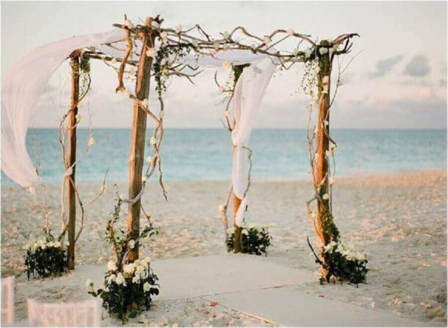 Pergolado de casamento rústico na praia