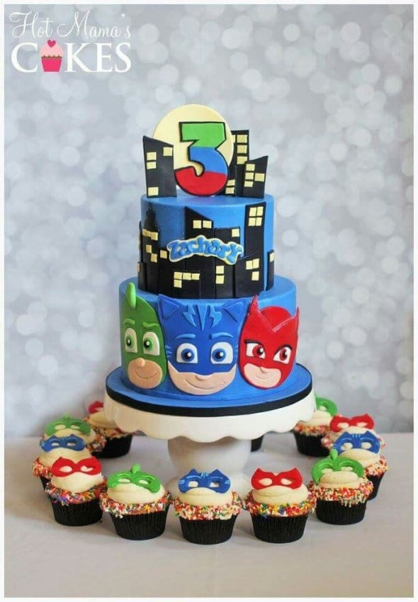 bolo dos PJ Masks com cupcakes temáticos