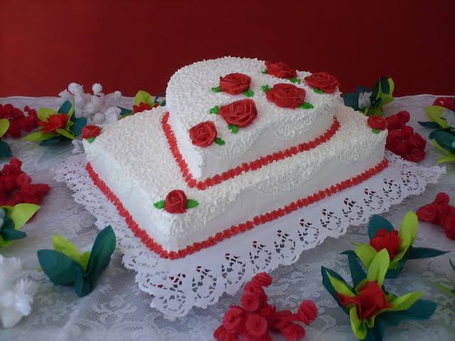 bolo quadrado de casamento com coração de dois andares