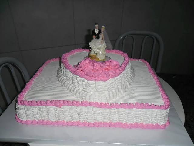 bolo quadrado de casamento com coração rosa