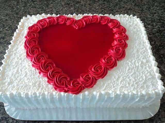 bolo quadrado de casamento com coração simples