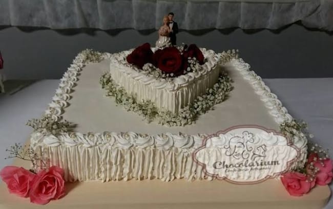 bolo quadrado de casamento com coração