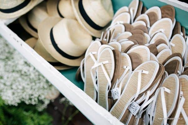 chapéus e chinelos de casamento na praia
