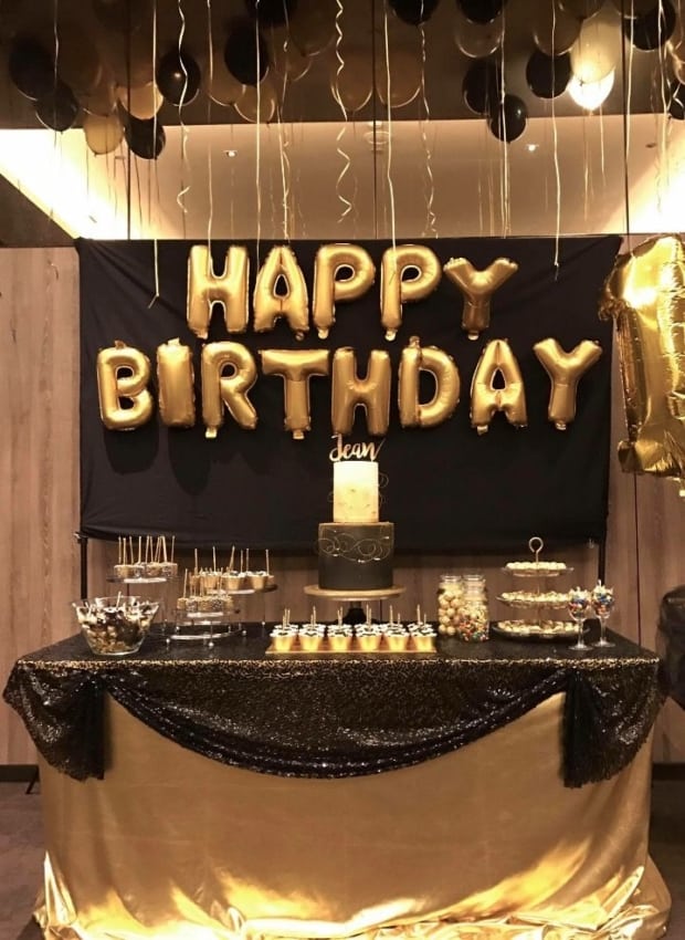 decoração preto e dourado para festa de aniversário23
