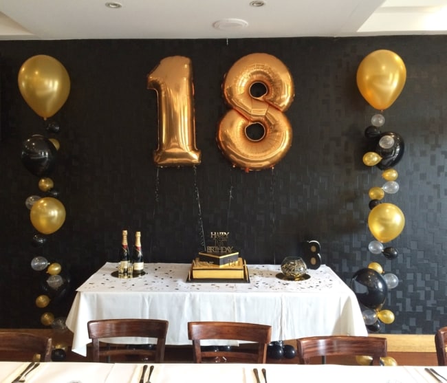 decoração preto e dourado simples com balões metalizados