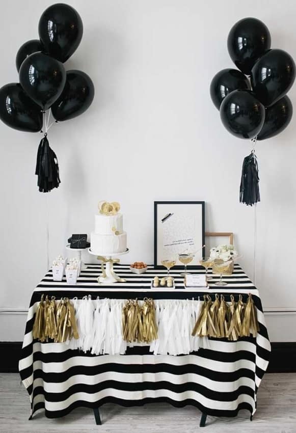 decoração preto e dourado simples com balões pretos