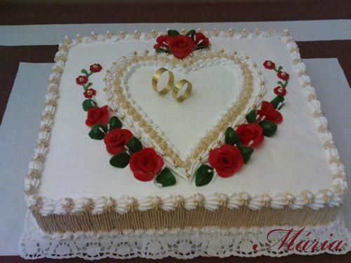 lindo bolo quadrado de casamento com coração