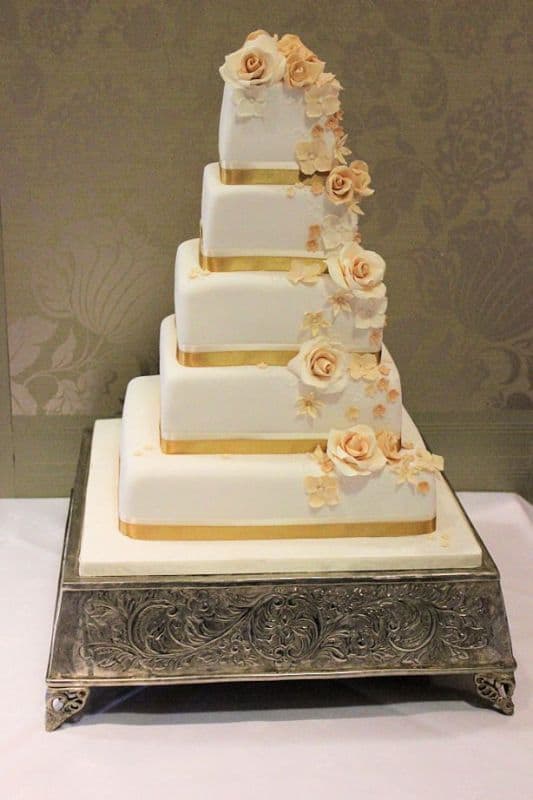 lindo bolo quadrado de casamento dourado