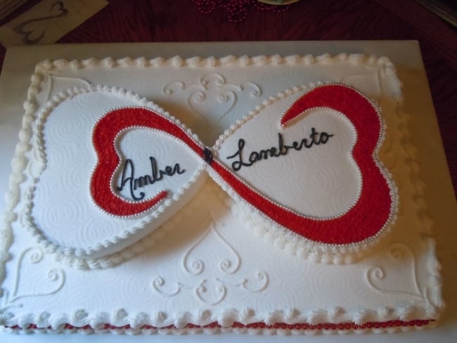 maravilhoso bolo quadrado de casamento com coração
