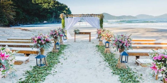 decoração de cerimônia de casamento na praia
