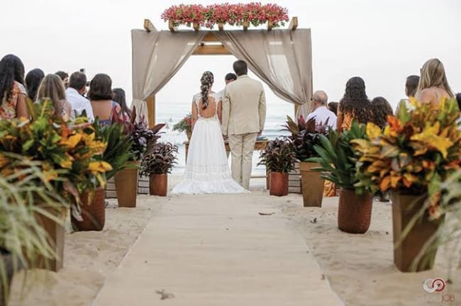 decoração com flores para casamento na praia
