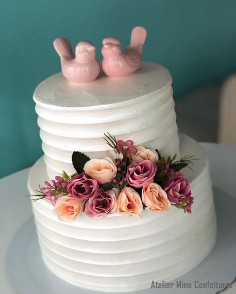 bolo de casamento com passarinhos no topo