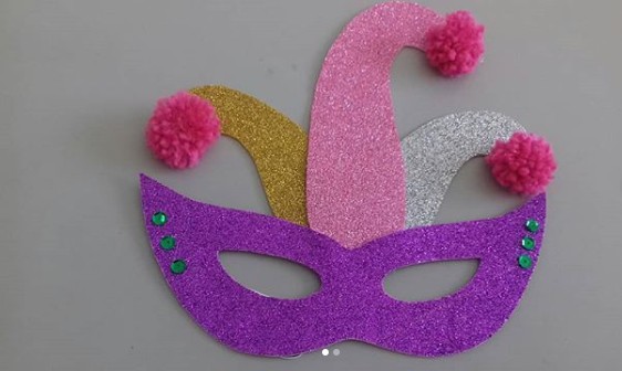 máscara de EVA com glitter para carnaval