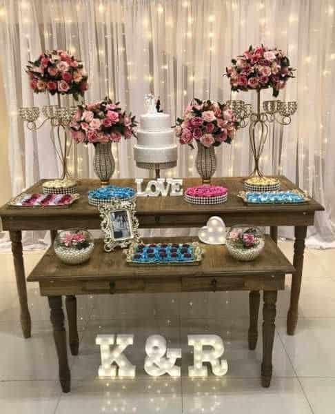 mesa de casamento simples com bolo fake