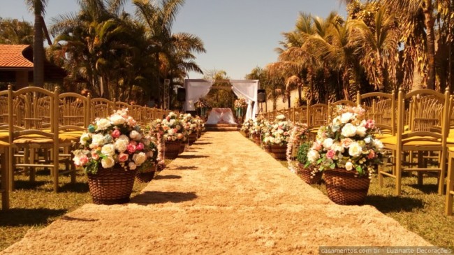 cerimônia de casamento decorada com flores artificiais
