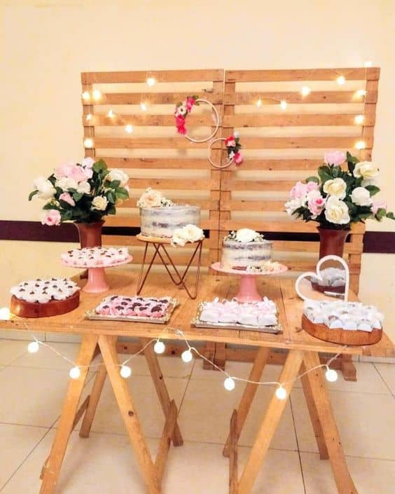 mesa do bolo decorada para casamento barato