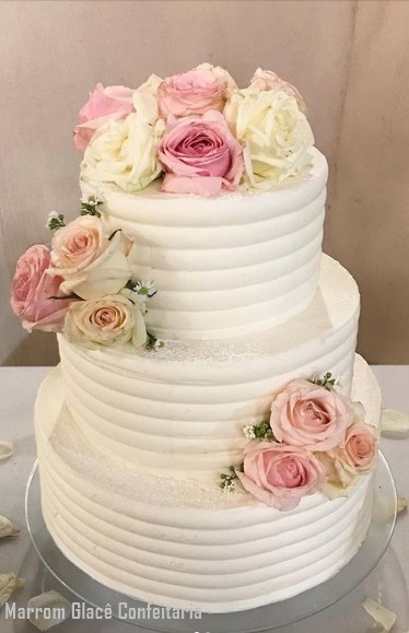 bolo de 3 andares decorado com rosas