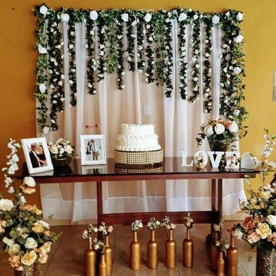 decoração simples para mesa do bolo de casamento
