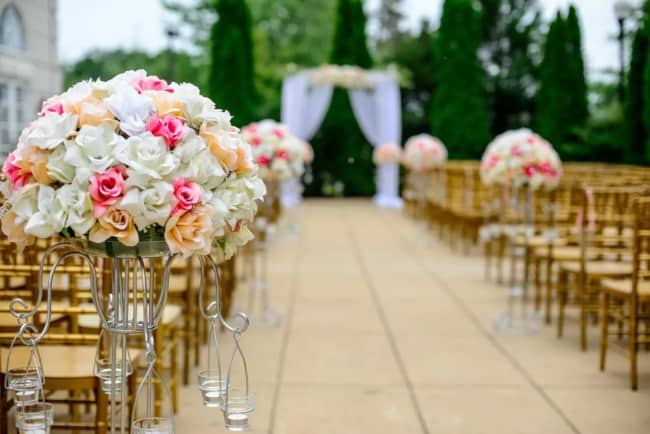 flores de seda na decoração de casamento