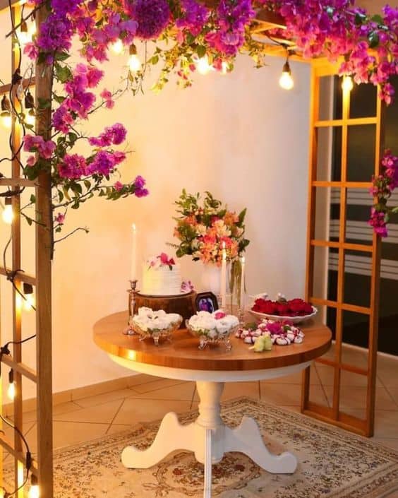 mesa do bolo com decoração simples para casamento