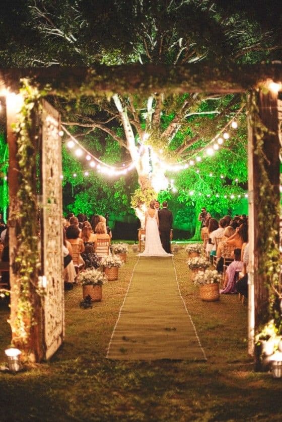 decoração noturna para cerimônia de casamento ao ar livre