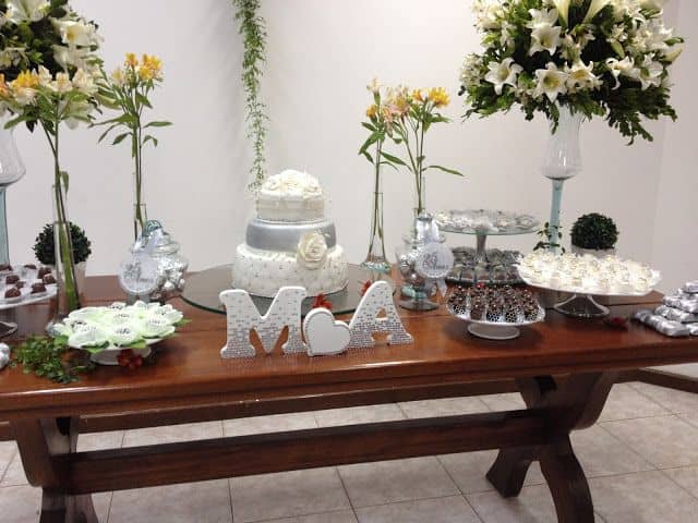 mesa do bolo decorada para bodas de prata