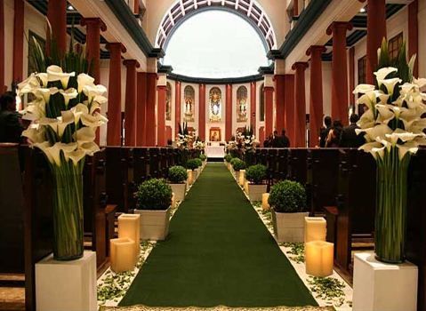 decoração de casamento na igreja com velas
