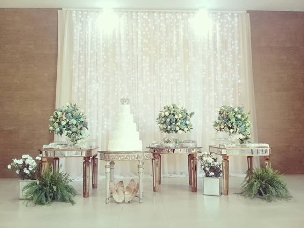 mesa do bolo de bodas de diamante