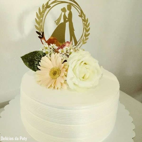 bolo de chantilly com topo de bolo para casamento civil