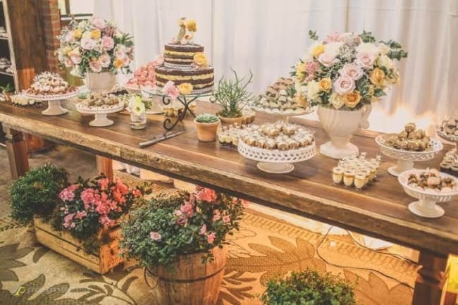 mesa rústica para bolo de casamento