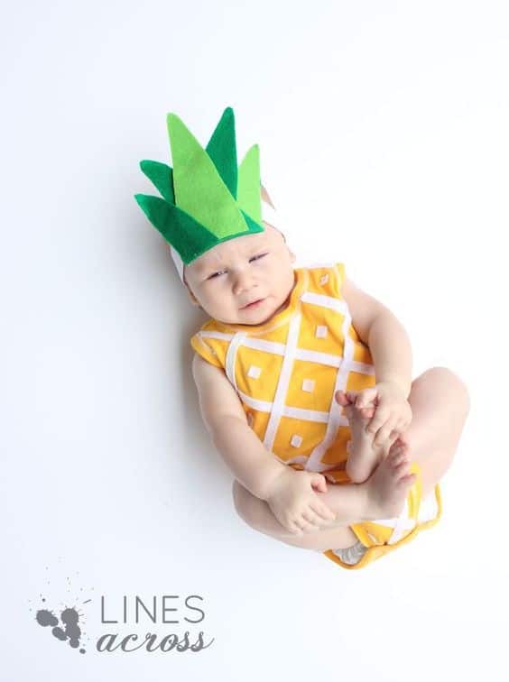 Bebê fantasiada de abacaxi
