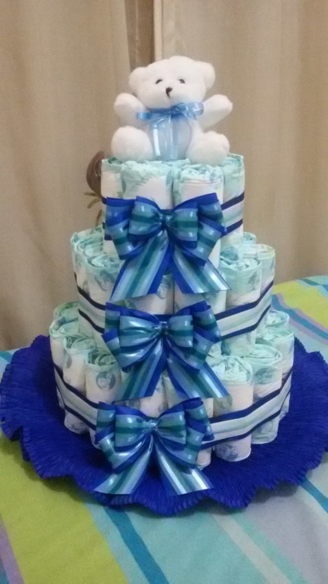 Bolo de Fraldas azul e branco com urso
