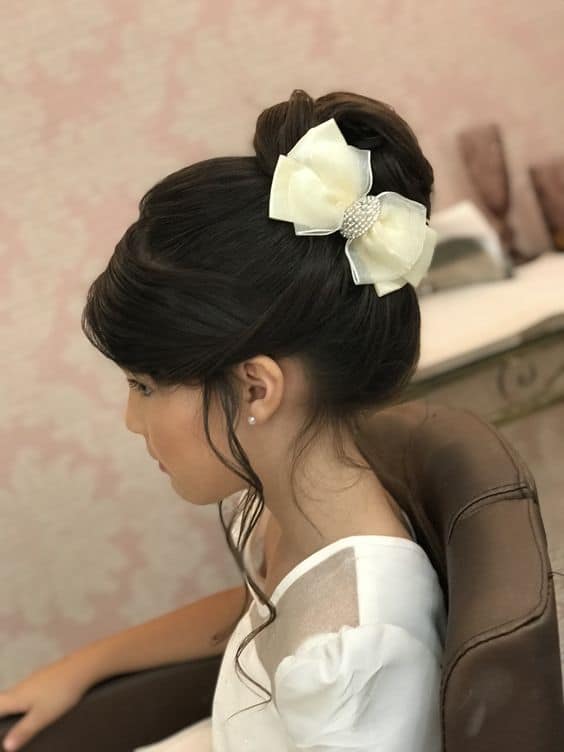 Penteados para dama de honra  Cabelo pra formatura, Penteado para  daminhas, Penteado com tiara