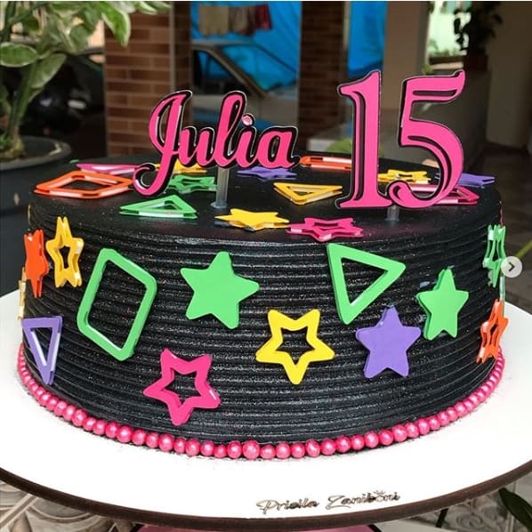 bolo de 15 anos preto com decoração neon